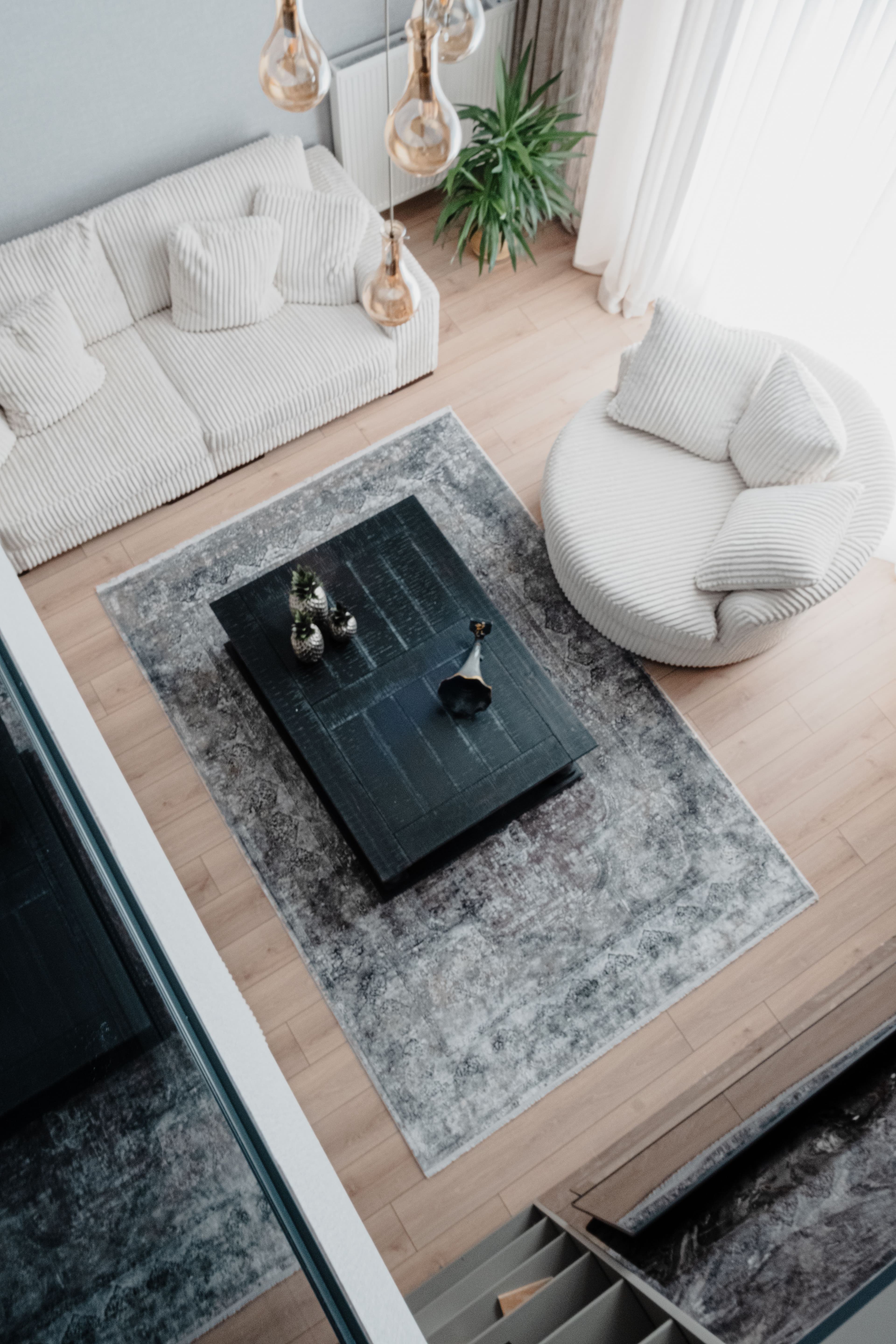 Hanglampen boven een lichte woonkamer